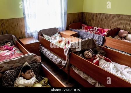 Junge ukrainische Frauen mit einer Lernbehinderung ruhen am 25. April 2022 in einem Zentrum für Frauen und Mädchen mit Lernbehinderungen, das von der griechisch-katholischen Kirche in Bukova, Ukraine, durchgeführt wird. Als die Russische Föderation vor zwei Monaten in die Ukraine einmarschierte, führte der Konflikt dazu, dass Orte wie das Zentrum in Bukova noch isolierter und unterfinanziert wurden. (Foto von Dominika Zarzycka/NurPhoto) Stockfoto