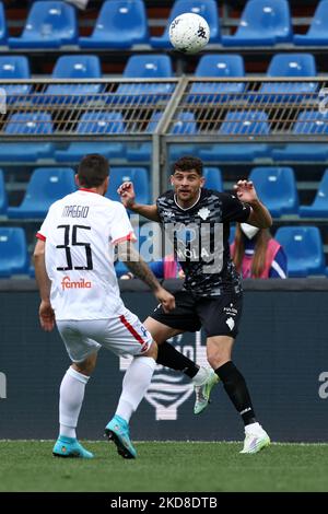 Nichola Ioannou (Como 1907) header während des italienischen Fußballspiel Serie B Como 1907 gegen LR Vicenza am 25. April 2022 im Stadio Giuseppe Sinigaglia in Como, Italien (Foto: Francesco Scaccianoce/LiveMedia/NurPhoto) Stockfoto