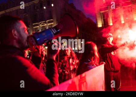 Ein Protestler hält eine rote Rauchbombe-Fahne der Partei), um gegen die Beteiligung der italienischen Regierung an der ukrainischen Krise zu protestieren. Nach der Pause aufgrund von Zwangsbeschränkungen kehrt am 24. April 2022 der traditionelle Fackelzug zum Jahrestag der Befreiung in Turin, Italien, zurück. Der Jahrestag der Befreiung Italiens ist ein Feiertag, der jedes Jahr in Italien begangen wird, um dem Ende der Nazi-Besatzung des Landes und dem Zusammenbruch des faschistischen Regimes zu gedenken. (Foto von Mauro Ujetto/NurPhoto) Stockfoto