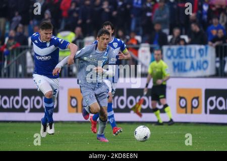 Tom van de Looi (Brescia) und Federico Melchiorri (SPAL) während des Spiels der italienischen Fußball-Serie B Brescia Calcio gegen SPAL am 25. April 2022 im Stadio Mario Rigamonti in Brescia, Italien (Foto: Luca Rossini/LiveMedia/NurPhoto) Stockfoto