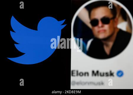 Das Twitter-Logo, das auf einem Telefonbildschirm angezeigt wird, und Elon Musks Twitter-Account auf einem Laptop-Bildschirm sind auf dieser Illustration zu sehen, die am 26. April 2022 in Krakau, Polen, aufgenommen wurde. (Foto-Illustration von Jakub Porzycki/NurPhoto) Stockfoto