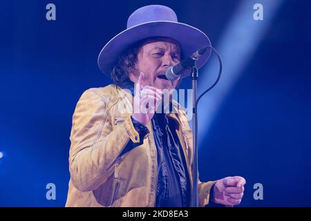 Zucchero Fornaciari während des italienischen Sängermusikkonzerts Zucchero - World Wide Tour am 25. April 2022 in der Arena di Verona in Verona, Italien (Foto: Roberto Tommasini/LiveMedia/NurPhoto) Stockfoto