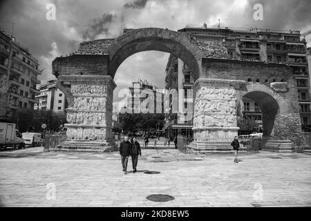 Schwarz-Weiß-Bild s/w von Kamara. Der Galerius-Bogen, bekannt als Kamara in der Nähe von Rotunda in Thessaloniki. Das Denkmal wurde vom römischen Kaiser Galerius in Auftrag gegeben und zeigt mit marmorgeschnitzten skulpturalen Tafeln die Feier des Sieges über Narses (Narseh), den siebten Kaiser im Sassanidenreich im Jahr 299 n. Chr. Der Galerius-Bogen steht an der heutigen Kreuzung der Straßen Egnatia und Dimitriou Gounari. Der Bau des Bogens wurde in den Jahren 298 und 299 n. Chr. in die Jahre 303 n. Chr. eingeweiht, um den Sieg des Tetrarchen Galerius über den Sassaniden Persi zu feiern Stockfoto