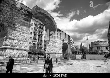 Schwarz-Weiß-Bild s/w von Kamara und Rotunde im Hintergrund. Der Galerius-Bogen, bekannt als Kamara in der Nähe von Rotunda in Thessaloniki. Das Denkmal wurde vom römischen Kaiser Galerius in Auftrag gegeben und zeigt mit marmorgeschnitzten skulpturalen Tafeln die Feier des Sieges über Narses (Narseh), den siebten Kaiser im Sassanidenreich im Jahr 299 n. Chr. Der Galerius-Bogen steht an der heutigen Kreuzung der Straßen Egnatia und Dimitriou Gounari. Der Bau des Bogens wurde in den Jahren 298 und 299 n. Chr. durchgeführt; er wurde 303 n. Chr. zur Feier des Sieges des Tetrarchen Gal eingeweiht Stockfoto