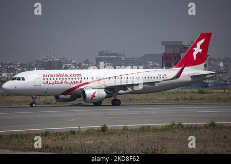 Air Arabia Airbus A320 als rollende Maschine bereit für einen steilen Start vom Kathmandu KTM Tribhuvan International Airport, der Hauptstadt Nepals. Die emiratische Low-Cost-Fluggesellschaft verbindet Kathmandu mit Abu Dhabi und Sharjah Vereinigte Arabische Emirate VAE. Kathmandu, Nepal am 16. April 2022 (Foto von Nicolas Economou/NurPhoto) Stockfoto