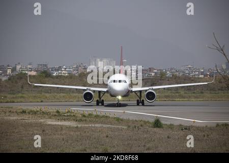 Air Arabia Airbus A320 als rollende Maschine bereit für einen steilen Start vom Kathmandu KTM Tribhuvan International Airport, der Hauptstadt Nepals. Die emiratische Low-Cost-Fluggesellschaft verbindet Kathmandu mit Abu Dhabi und Sharjah Vereinigte Arabische Emirate VAE. Kathmandu, Nepal am 16. April 2022 (Foto von Nicolas Economou/NurPhoto) Stockfoto