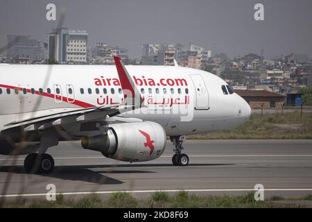 Air Arabia Airbus A320 als rollende Maschine bereit für einen steilen Start vom Kathmandu KTM Tribhuvan International Airport, der Hauptstadt Nepals. Die emiratische Low-Cost-Fluggesellschaft verbindet Kathmandu mit Abu Dhabi und Sharjah Vereinigte Arabische Emirate VAE. Kathmandu, Nepal am 16. April 2022 (Foto von Nicolas Economou/NurPhoto) Stockfoto