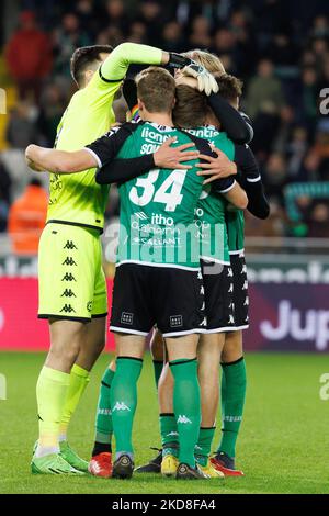 Die Spieler von Cercle feiern am Samstag, den 05. November 2022 in Brügge, nach dem Gewinn eines Fußballmatches zwischen dem Cercle Brugge KSV und Oud Heverlee Leuven, am 16. Tag der ersten Division der belgischen Meisterschaft 2022-2023 in der „Jupiler Pro League“. BELGA FOTO KURT DESPLENTER Stockfoto