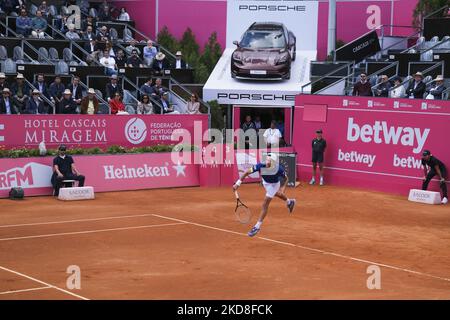 João Sousa aus Portugal tritt am 26. April 2022 beim Millennium Estoril Open ATP 250 Tennisturnier im Estoril Tennis Club, Estoril, Portugal, gegen den Argentinier Sebastian Baez an. (Foto von Nuno Cruz/NurPhoto) Stockfoto