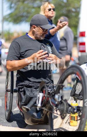 Radfahrer von Project HERO werden bei der Teilnahme an der Texas Challenge 2022 gesehen, einer sechstägigen, 400 Meilen langen Fahrradtour von San Antonio nach Dallas, Texas. Project HERO ist eine Non-Profit-Organisation, die verwundete und behinderte Veteranen und Ersthelfer durch verschiedene Radsportprogramme und Veranstaltungen nutzt. Dienstag, 26. April 2022 in Georgetown, Texas. (Foto von Jason Whitman/NurPhoto) Stockfoto