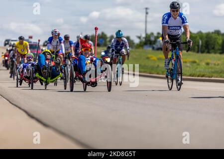 Radfahrer von Project HERO werden bei der Teilnahme an der Texas Challenge 2022 gesehen, einer sechstägigen, 400 Meilen langen Fahrradtour von San Antonio nach Dallas, Texas. Project HERO ist eine Non-Profit-Organisation, die verwundete und behinderte Veteranen und Ersthelfer durch verschiedene Radsportprogramme und Veranstaltungen nutzt. Dienstag, 26. April 2022 in Georgetown, Texas. (Foto von Jason Whitman/NurPhoto) Stockfoto