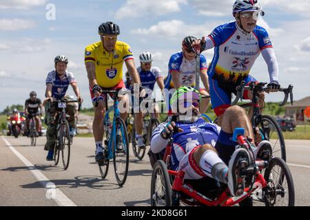 Radfahrer von Project HERO werden bei der Teilnahme an der Texas Challenge 2022 gesehen, einer sechstägigen, 400 Meilen langen Fahrradtour von San Antonio nach Dallas, Texas. Project HERO ist eine Non-Profit-Organisation, die verwundete und behinderte Veteranen und Ersthelfer durch verschiedene Radsportprogramme und Veranstaltungen nutzt. Dienstag, 26. April 2022 in Georgetown, Texas. (Foto von Jason Whitman/NurPhoto) Stockfoto