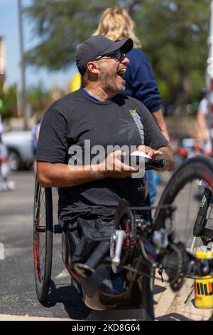 Radfahrer von Project HERO werden bei der Teilnahme an der Texas Challenge 2022 gesehen, einer sechstägigen, 400 Meilen langen Fahrradtour von San Antonio nach Dallas, Texas. Project HERO ist eine Non-Profit-Organisation, die verwundete und behinderte Veteranen und Ersthelfer durch verschiedene Radsportprogramme und Veranstaltungen nutzt. Dienstag, 26. April 2022 in Georgetown, Texas. (Foto von Jason Whitman/NurPhoto) Stockfoto