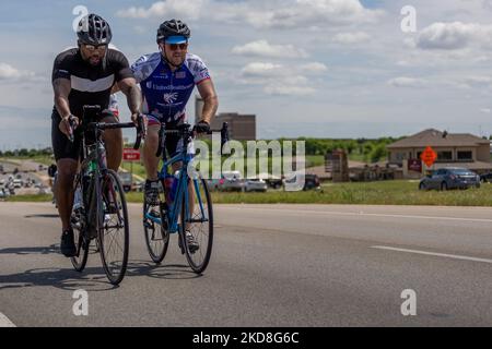 Radfahrer von Project HERO werden bei der Teilnahme an der Texas Challenge 2022 gesehen, einer sechstägigen, 400 Meilen langen Fahrradtour von San Antonio nach Dallas, Texas. Project HERO ist eine Non-Profit-Organisation, die verwundete und behinderte Veteranen und Ersthelfer durch verschiedene Radsportprogramme und Veranstaltungen nutzt. Dienstag, 26. April 2022 in Georgetown, Texas. (Foto von Jason Whitman/NurPhoto) Stockfoto