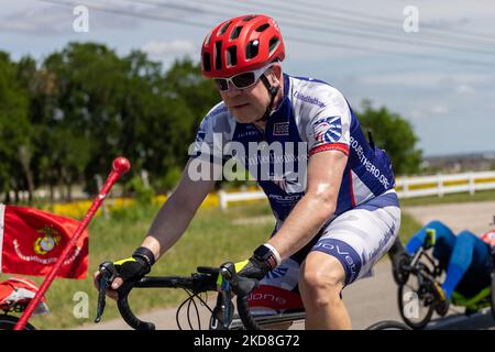 Radfahrer von Project HERO werden bei der Teilnahme an der Texas Challenge 2022 gesehen, einer sechstägigen, 400 Meilen langen Fahrradtour von San Antonio nach Dallas, Texas. Project HERO ist eine Non-Profit-Organisation, die verwundete und behinderte Veteranen und Ersthelfer durch verschiedene Radsportprogramme und Veranstaltungen nutzt. Dienstag, 26. April 2022 in Georgetown, Texas. (Foto von Jason Whitman/NurPhoto) Stockfoto