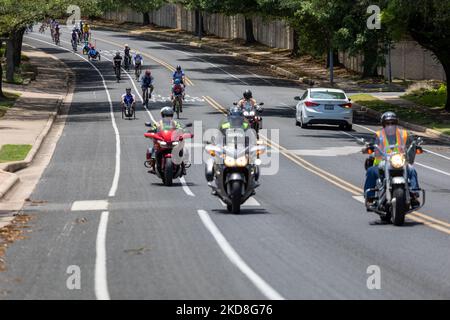 Radfahrer von Project HERO werden bei der Teilnahme an der Texas Challenge 2022 gesehen, einer sechstägigen, 400 Meilen langen Fahrradtour von San Antonio nach Dallas, Texas. Project HERO ist eine Non-Profit-Organisation, die verwundete und behinderte Veteranen und Ersthelfer durch verschiedene Radsportprogramme und Veranstaltungen nutzt. Dienstag, 26. April 2022 in Georgetown, Texas. (Foto von Jason Whitman/NurPhoto) Stockfoto