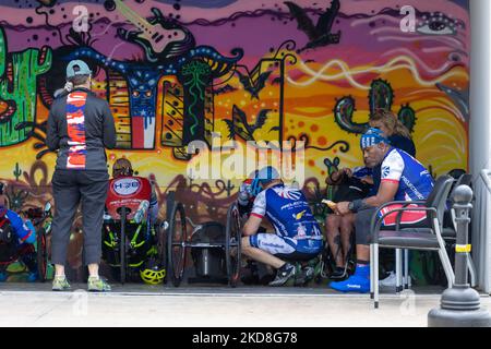 Radfahrer von Project HERO werden bei der Teilnahme an der Texas Challenge 2022 gesehen, einer sechstägigen, 400 Meilen langen Fahrradtour von San Antonio nach Dallas, Texas. Project HERO ist eine Non-Profit-Organisation, die verwundete und behinderte Veteranen und Ersthelfer durch verschiedene Radsportprogramme und Veranstaltungen nutzt. Dienstag, 26. April 2022 in Georgetown, Texas. (Foto von Jason Whitman/NurPhoto) Stockfoto