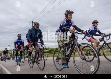 Radfahrer von Project HERO werden bei der Teilnahme an der Texas Challenge 2022 gesehen, einer sechstägigen, 400 Meilen langen Fahrradtour von San Antonio nach Dallas, Texas. Project HERO ist eine Non-Profit-Organisation, die verwundete und behinderte Veteranen und Ersthelfer durch verschiedene Radsportprogramme und Veranstaltungen nutzt. Dienstag, 26. April 2022 in Georgetown, Texas. (Foto von Jason Whitman/NurPhoto) Stockfoto