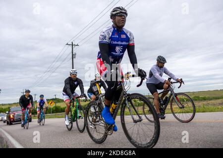 Radfahrer von Project HERO werden bei der Teilnahme an der Texas Challenge 2022 gesehen, einer sechstägigen, 400 Meilen langen Fahrradtour von San Antonio nach Dallas, Texas. Project HERO ist eine Non-Profit-Organisation, die verwundete und behinderte Veteranen und Ersthelfer durch verschiedene Radsportprogramme und Veranstaltungen nutzt. Dienstag, 26. April 2022 in Georgetown, Texas. (Foto von Jason Whitman/NurPhoto) Stockfoto