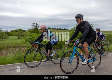 Radfahrer von Project HERO werden bei der Teilnahme an der Texas Challenge 2022 gesehen, einer sechstägigen, 400 Meilen langen Fahrradtour von San Antonio nach Dallas, Texas. Project HERO ist eine Non-Profit-Organisation, die verwundete und behinderte Veteranen und Ersthelfer durch verschiedene Radsportprogramme und Veranstaltungen nutzt. Dienstag, 26. April 2022 in Georgetown, Texas. (Foto von Jason Whitman/NurPhoto) Stockfoto