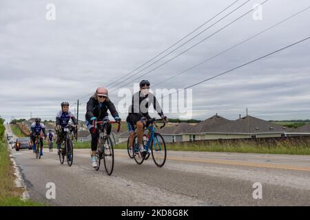 Radfahrer von Project HERO werden bei der Teilnahme an der Texas Challenge 2022 gesehen, einer sechstägigen, 400 Meilen langen Fahrradtour von San Antonio nach Dallas, Texas. Project HERO ist eine Non-Profit-Organisation, die verwundete und behinderte Veteranen und Ersthelfer durch verschiedene Radsportprogramme und Veranstaltungen nutzt. Dienstag, 26. April 2022 in Georgetown, Texas. (Foto von Jason Whitman/NurPhoto) Stockfoto