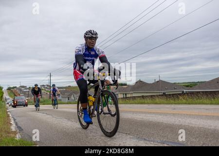 Radfahrer von Project HERO werden bei der Teilnahme an der Texas Challenge 2022 gesehen, einer sechstägigen, 400 Meilen langen Fahrradtour von San Antonio nach Dallas, Texas. Project HERO ist eine Non-Profit-Organisation, die verwundete und behinderte Veteranen und Ersthelfer durch verschiedene Radsportprogramme und Veranstaltungen nutzt. Dienstag, 26. April 2022 in Georgetown, Texas. (Foto von Jason Whitman/NurPhoto) Stockfoto