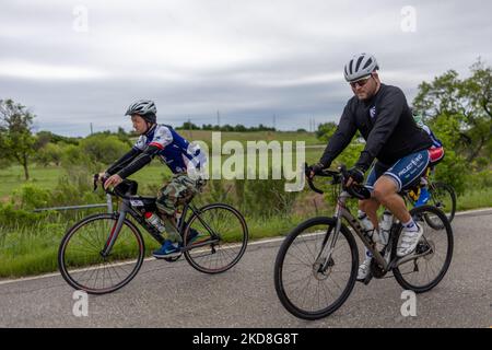 Radfahrer von Project HERO werden bei der Teilnahme an der Texas Challenge 2022 gesehen, einer sechstägigen, 400 Meilen langen Fahrradtour von San Antonio nach Dallas, Texas. Project HERO ist eine Non-Profit-Organisation, die verwundete und behinderte Veteranen und Ersthelfer durch verschiedene Radsportprogramme und Veranstaltungen nutzt. Dienstag, 26. April 2022 in Georgetown, Texas. (Foto von Jason Whitman/NurPhoto) Stockfoto