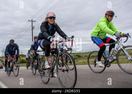 Radfahrer von Project HERO werden bei der Teilnahme an der Texas Challenge 2022 gesehen, einer sechstägigen, 400 Meilen langen Fahrradtour von San Antonio nach Dallas, Texas. Project HERO ist eine Non-Profit-Organisation, die verwundete und behinderte Veteranen und Ersthelfer durch verschiedene Radsportprogramme und Veranstaltungen nutzt. Dienstag, 26. April 2022 in Georgetown, Texas. (Foto von Jason Whitman/NurPhoto) Stockfoto