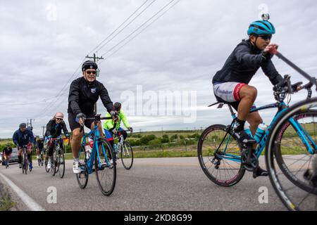 Radfahrer von Project HERO werden bei der Teilnahme an der Texas Challenge 2022 gesehen, einer sechstägigen, 400 Meilen langen Fahrradtour von San Antonio nach Dallas, Texas. Project HERO ist eine Non-Profit-Organisation, die verwundete und behinderte Veteranen und Ersthelfer durch verschiedene Radsportprogramme und Veranstaltungen nutzt. Dienstag, 26. April 2022 in Georgetown, Texas. (Foto von Jason Whitman/NurPhoto) Stockfoto
