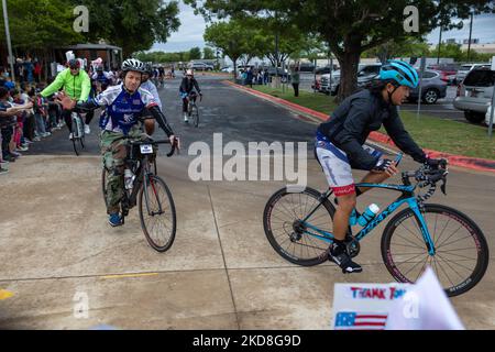 Radfahrer von Project HERO werden bei der Teilnahme an der Texas Challenge 2022 gesehen, einer sechstägigen, 400 Meilen langen Fahrradtour von San Antonio nach Dallas, Texas. Project HERO ist eine Non-Profit-Organisation, die verwundete und behinderte Veteranen und Ersthelfer durch verschiedene Radsportprogramme und Veranstaltungen nutzt. Dienstag, 26. April 2022 in Georgetown, Texas. (Foto von Jason Whitman/NurPhoto) Stockfoto