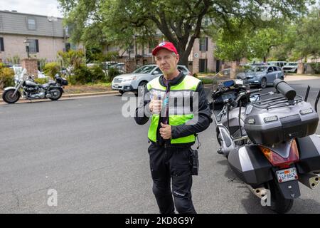 Radfahrer von Project HERO werden bei der Teilnahme an der Texas Challenge 2022 gesehen, einer sechstägigen, 400 Meilen langen Fahrradtour von San Antonio nach Dallas, Texas. Project HERO ist eine Non-Profit-Organisation, die verwundete und behinderte Veteranen und Ersthelfer durch verschiedene Radsportprogramme und Veranstaltungen nutzt. Dienstag, 26. April 2022 in Georgetown, Texas. (Foto von Jason Whitman/NurPhoto) Stockfoto