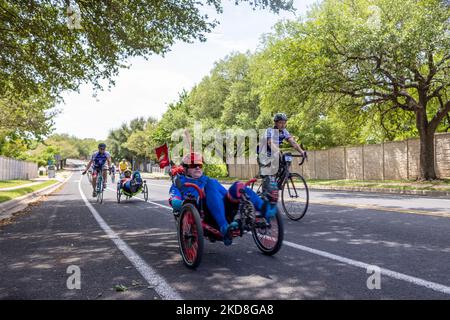 Radfahrer von Project HERO werden bei der Teilnahme an der Texas Challenge 2022 gesehen, einer sechstägigen, 400 Meilen langen Fahrradtour von San Antonio nach Dallas, Texas. Project HERO ist eine Non-Profit-Organisation, die verwundete und behinderte Veteranen und Ersthelfer durch verschiedene Radsportprogramme und Veranstaltungen nutzt. Dienstag, 26. April 2022 in Georgetown, Texas. (Foto von Jason Whitman/NurPhoto) Stockfoto