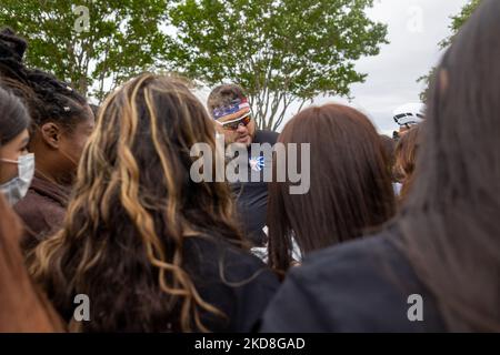Radfahrer von Project HERO werden bei der Teilnahme an der Texas Challenge 2022 gesehen, einer sechstägigen, 400 Meilen langen Fahrradtour von San Antonio nach Dallas, Texas. Project HERO ist eine Non-Profit-Organisation, die verwundete und behinderte Veteranen und Ersthelfer durch verschiedene Radsportprogramme und Veranstaltungen nutzt. Dienstag, 26. April 2022 in Georgetown, Texas. (Foto von Jason Whitman/NurPhoto) Stockfoto