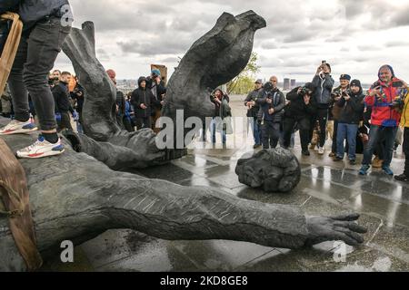 Ein sowjetisches Denkmal für eine Freundschaft zwischen ukrainischen und russischen Nationen während des Abrisses, inmitten der russischen Invasion der Ukraine, in Kiew, Ukraine 26. April 2022. (Foto von Maxym Marusenko/NurPhoto) Stockfoto