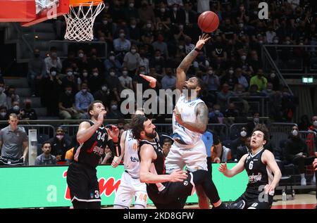 Sindarius Thornwell (Ratiopharm Ulm) während des Viertelfinalmeisterschaftsmatches Segafredo Virtus Bologna gegen den Eurocup. Ratiopharm Ulm im Sportpalast Paladozza - Bologna, 26. April 2022 (Foto: Michele Nucci/LiveMedia/NurPhoto) Stockfoto