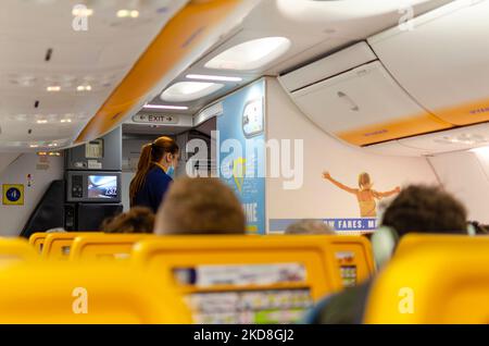 Sevilla, Spanien; 27. Oktober 2022: Innenraum eines Ryanair-Flugzeugs. Stockfoto