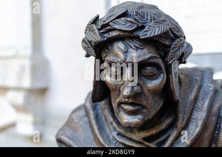 Florenz, Italien; 28. Oktober 2022: Bronzeskulptur von Dante Alighieri im Hof von Badia Fiorentina. Stockfoto