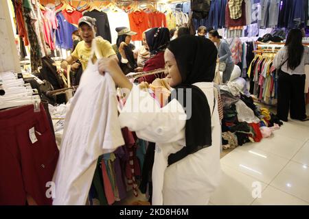 Muslime kaufen am 27. April 2022 auf dem importierten Gebrauchtmarkt in Jakarta "neue" Kleidung und andere Accessoires vor einem Eid al-Fitr. Der Markt für gebrauchte importierte Bekleidung ist eine Alternative für die mittlere bis mittlere Klasse, um den Bedarf vor dem Eid al-Fitr-Feiertag zu decken, dessen Kaufkraft von den wirtschaftlichen Turbulenzen infolge der Pandemie Covid-19, die Indonesien getroffen hat, betroffen war. (Foto von Aditya Irawan/NurPhoto) Stockfoto