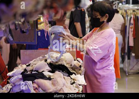 Muslime kaufen am 27. April 2022 auf dem importierten Gebrauchtmarkt in Jakarta "neue" Kleidung und andere Accessoires vor einem Eid al-Fitr. Der Markt für gebrauchte importierte Bekleidung ist eine Alternative für die mittlere bis mittlere Klasse, um den Bedarf vor dem Eid al-Fitr-Feiertag zu decken, dessen Kaufkraft von den wirtschaftlichen Turbulenzen infolge der Pandemie Covid-19, die Indonesien getroffen hat, betroffen war. (Foto von Aditya Irawan/NurPhoto) Stockfoto