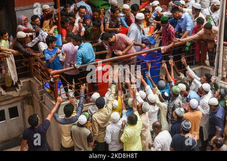 Freiwillige werden gesehen, wie sie am 27. April 2022 in einer Moschee in Kalkutta, Indien, Säfte vor der Iftar-Zeit verteilen. (Foto von Debarchan Chatterjee/NurPhoto) Stockfoto