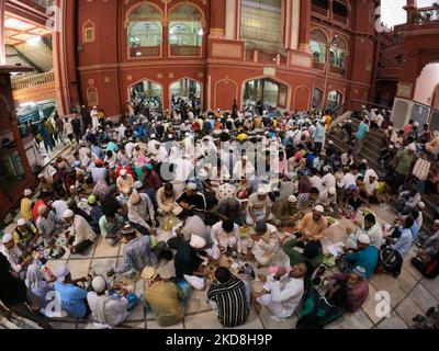 Muslime brechen am 27,2022. April in Kalkutta, Indien, während des Heiligen Monats des Islams im Ramadan in der Moschee von Nakhoda Masjid ihr Fasten. (Foto von Debajyoti Chakraborty/NurPhoto) Stockfoto