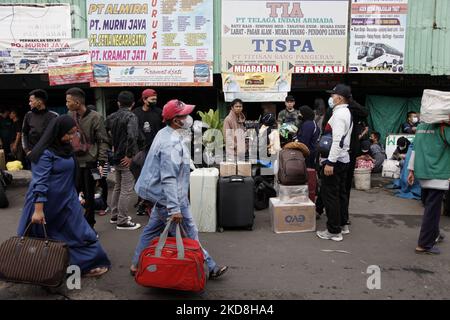 Menschen drängen sich am 27. April 2022 am Busbahnhof Bekasi in der Stadt Bekasi, Provinz West-Java, Für Heimreise, um einen Eid Al-Fitr in ihrer Heimatstadt zu feiern. Die indonesische Regierung erlaubt es Menschen, in ihre Heimatstadt zu reisen, um Eid al-Fitr zu feiern, unter der Bedingung, dass sie den Covid-19-Auffrischungsimpfstoff erhalten haben oder mindestens zwei Impfstoffdosen erhalten haben, aber ein negatives PCR-Testergebnis enthalten müssen. (Foto von Aditya Irawan/NurPhoto) Stockfoto