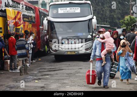Menschen drängen sich am 27. April 2022 am Busbahnhof Bekasi in der Stadt Bekasi, Provinz West-Java, Für Heimreise, um einen Eid Al-Fitr in ihrer Heimatstadt zu feiern. Die indonesische Regierung erlaubt es Menschen, in ihre Heimatstadt zu reisen, um Eid al-Fitr zu feiern, unter der Bedingung, dass sie den Covid-19-Auffrischungsimpfstoff erhalten haben oder mindestens zwei Impfstoffdosen erhalten haben, aber ein negatives PCR-Testergebnis enthalten müssen. (Foto von Aditya Irawan/NurPhoto) Stockfoto