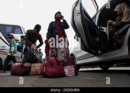 Menschen drängen sich am 27. April 2022 am Busbahnhof Bekasi in der Stadt Bekasi, Provinz West-Java, Für Heimreise, um einen Eid Al-Fitr in ihrer Heimatstadt zu feiern. Die indonesische Regierung erlaubt es Menschen, in ihre Heimatstadt zu reisen, um Eid al-Fitr zu feiern, unter der Bedingung, dass sie den Covid-19-Auffrischungsimpfstoff erhalten haben oder mindestens zwei Impfstoffdosen erhalten haben, aber ein negatives PCR-Testergebnis enthalten müssen. (Foto von Aditya Irawan/NurPhoto) Stockfoto