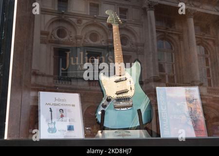 LONDON, GROSSBRITANNIEN - 27. APRIL 2022: Die Fender Mustang E-Gitarre, Linkshänder in Competition Lake Placid blau lackiert mit passendem Kopfteil (1969), Startschätzung: $600.000 - 800.000 US-Dollar, gespielt von Kurt Cobain in Nirvanas ikonischem Musikvideo „Smells Like Teen Spirit“, zusammen mit anderen Artefakten, die mit Kurt Cobain zu tun haben, werden am 27. April 2022 im Hard Rock Cafe Piccadilly Circus in London, England, gezeigt. Die Erinnerungsstücke werden von Julien’s Auctions während DER DREITÄGIGEN Auktion VON MUSIC ICONS angeboten, die zwischen dem 20.. Und 22.. Mai im Hard Rock Cafe in New York stattfindet. (Foto von WIK Stockfoto