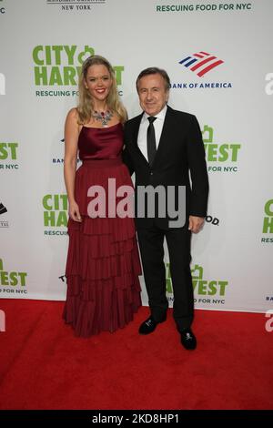 NEW YORK, NEW YORK - 26. APRIL 2022: Katherine Gage und Daniel Boloud nehmen an der City Harvest Show Teil und präsentieren am 26. April in New York City die Gala: Red Supper Club 2022 in der Cipriani 42. Street. (Foto von John Nacion/NurPhoto) Stockfoto