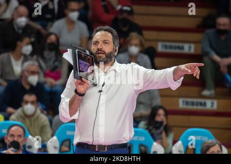 Stefano Lavarini (Cheftrainer von Igor Gorgonzola Novara) während des Volleyball italienischen Serie A1 Frauenmatches Play Off - Igor Gorgonzola Novara vs Vero Volley Monza am 27. April 2022 in der Pala Igor Gorgonzola in Novara, Italien (Foto: Letizia Valle/LiveMedia/NurPhoto) Stockfoto