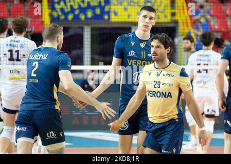 Federico Bonami - Verona Volley - Uros Nikolic - Verona Volley während des Volleyball Italienische Serie A Männer Superliga-Meisterschaft Play Off 5. Platz - Verona Volley gegen Allianz Milano am 27. April 2022 beim AGSM Forum in Verona, Italien (Foto von Roberto Tommasini/LiveMedia/NurPhoto) Stockfoto