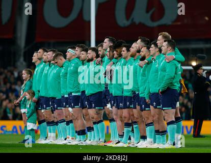 5.. November 2022; Aviva Stadium, Dublin, Irland: Herbst Series international Rugby Irland gegen Südafrika; das irische Team während der Hymnen Stockfoto