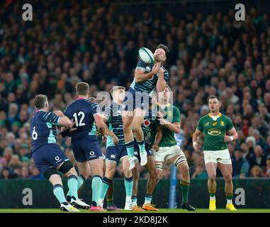 5.. November 2022; Aviva Stadium, Dublin, Irland: Herbst-Rugby Irland gegen Südafrika; Hugo Keenan aus Irland mit dem High Ball Stockfoto